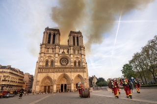 Hasičom sa podarilo uhasiť požiar v Notre-Dame.