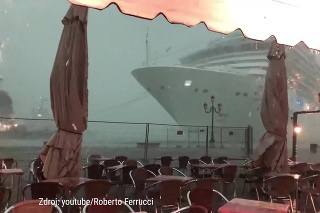 Horor v Benátkach: Gigantická výletná loď stratila kontrolu, jachtu minula len o chlp