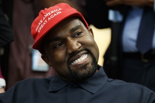 Kanye West v šiltovke so sloganom Donalda Trumpa
