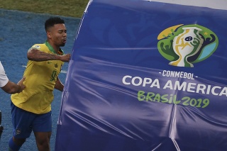 Na snímke frustrovaný hráč Brazílie Gabriel Jesus udiera do lavičky potom, ako ho vylúčil rozhodca vo finále juhoamerického šampionátu Copa America.