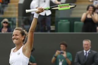 Česká tenistka Barbora Strýcová sa teší z víťazstva v zápase proti Holanďanke Kiki Bertensovej.