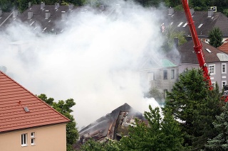 Požiarnici museli po výbuchu hasiť vzniknutý oheň.