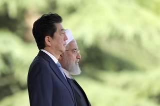 Šinzó Abe (vľavo)