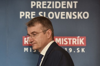 Robert Mistrík odstúpil v prospech Čaputovej. 
