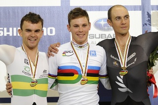 Jack Bobridge (vľavo) na stupni víťazov majstrovstiev sveta v dráhovej cyklistike.