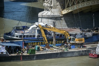 Potopenú loď sa podarilo vytiahnuť z Dunaja. 