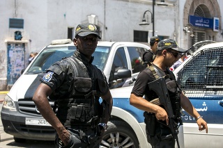 Tuniskí policajti hliadkujú neďaleko miesta explózie v Tunise.