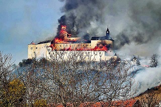 2012: Následky po obrovskom požiari zanechali pamiatku v zdevastovanom stave.