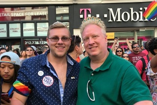 Otec Bruce so synom Tylerom na newyorskom Gay Pride