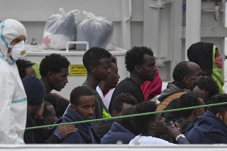 Loď Diciotti s dvomi stovkami migrantov kotví v sicílskom prístave Catania.