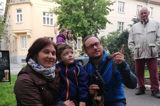 Ornitológ Matej Repel sprevádza pri pozorovaní v centre Košíc Beátu (43) a jej syna Tobiasa (3).