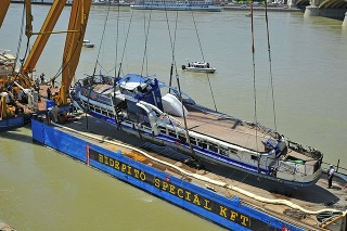 Potopenú loď sa podarilo vytiahnuť z Dunaja. 