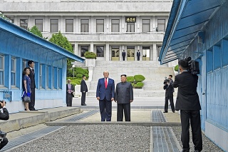 Betónový pás oddeľuje demilitarizovanú zónu Severnej a Južnej Kórey. Trump sa vraj Kima spýtal, či ho môže prekročiť až priamo na mieste.