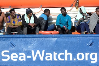 Mnoho zo 43 migrantov na palube lode trpí dehydratáciou spôsobenou morskou chorobou.