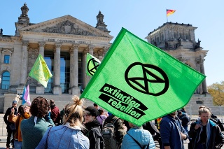 Nemeckí aktivisti protestovali pred budovou Reichstagu.