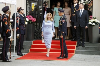 Prezidentka vymenila bledomodré šaty za tmavomodré až pred večernou recepciou.