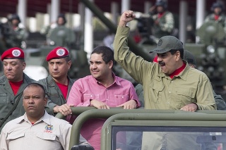 Nicolás Maduro Guerra (v strede) spolu s otcom, venezuelským prezidentom (vpravo)