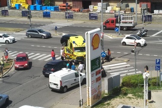 K nehode sanitky s osobným autom došlo na Panónskej.