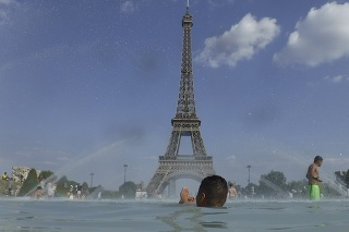 Ľudia sa ochladzujú vo fontáne Trocadero počas horúčav vo francúzskej metropole Paríž.