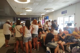 Desiatky cestujúcich strávili hodiny čakaním v letiskovej hale v Atén.