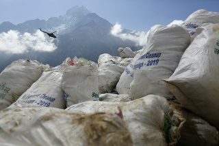 Vrecia odpadu z Mount Everestu.