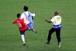Gonzalo Jara zastavil nohou fanúšika.