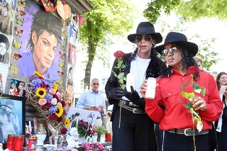 Verní fanúšikovia na výročie Jacksonovej smrti nezabudli.