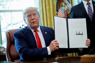Americký prezident počas podpisovania nariadenia v Oválnej pracovni Bieleho domu