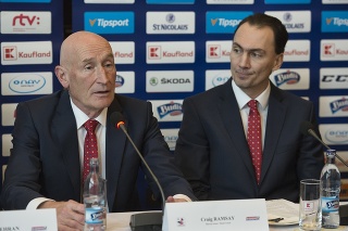 Vľavo šéftrenér Craig Ramsay a vpravo generálny manažér slovenskej hokejovej reprezentácie Miroslav Šatan pri oznám,ení nominácie.