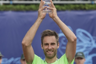 Slovenský tenista Norbert Gombos pózuje s trofejou po zisku titulu v mužskej dvojhre na antukovom challengeri Bratislava Open.