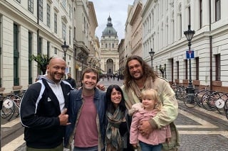 Herec Jason Momoa (prvý vpravo) s priateľmi v Budapešti.