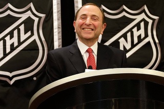 Komisár NHL Gary Bettman má dôvod na úsmev.