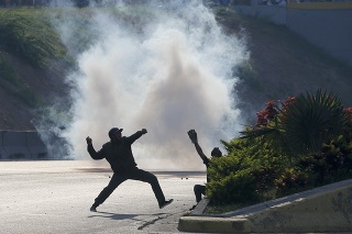 Odporcovia Nicolása Madura počas zrážok s venezuelskými vojakmi neďaleko vojenskej základne La Carlota v Caracase