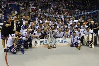 Slovenskí hokejbalisti po zisku titulu majstrov sveta.