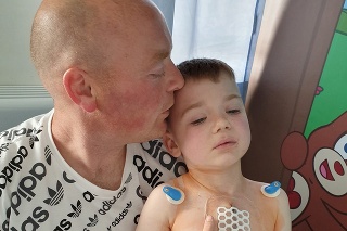 Martin Watts so synčekom Joeym po operácii srdca. 