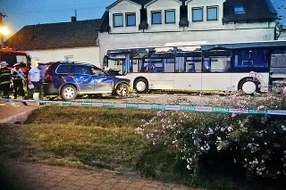 Vodič vletel Petroneliným Volvom do autobusu rýchlosťou 150 km/h. 