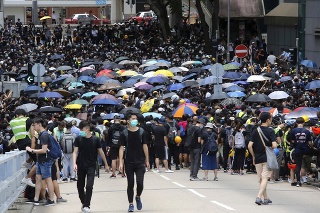 Demonštranti, prevažne v čiernom oblečení, zaplavili hlavnú tepnu.