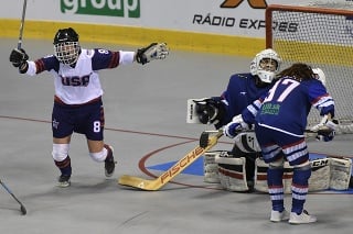Zápas semifinálovej skupiny majstrovstiev sveta v hokejbale žien Slovensko - USA.