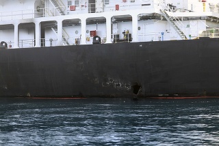 Snímky, ktoré majú podporiť tvrdenie o útoku Iránu na tankery.  