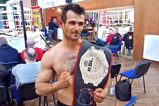 Adrián († 28) si v máji vybojoval titul miestneho šampióna v lige zmiešaných bojových umení.