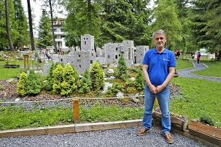 Kamil Fischer (59) pri modeli zrúcaniny hradu Strečno. 
