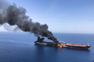 Požiar na ropnom tankeri v Ománskom zálive.