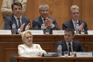 Rumunská premiérka Viorica Dancilová s úsmevom na perách po hlasovaní o návrhu na vyslovenie nedôvery jej vláde v Bukurešti.