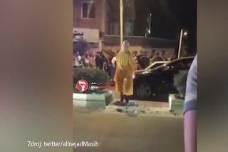 Kým ju bili na ulici, ostatní tlieskali: Hrozivé video z Iránu