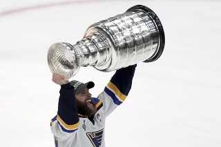 Kapitán Blues Alex Pietrangelo dvíha nad hlavu Stanley Cup po víťazstve v siedmom zápase finále play off NHL .