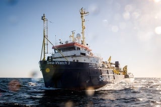 Loď nemeckej charitatívnej organizácie Sea-Watch 3 na archívnej snímke z decembra 2018