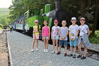 Ako prví cez nový kus koľají prešli na parnej lokomotíve 9-roční žiaci zo ZŠ Krymská v Michalovciach.