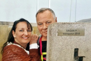 Ľubomír Sagan sa hrdo fotí s Alenou žijúcou v Belgicku.