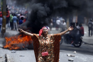 Demonštranti počas pochodu hlavným mestom pálili pneumatiky a hádzali kamene. 