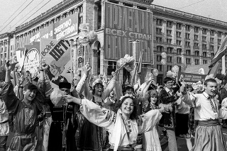 1. mája 1986: Prvomájový sprievod v Kyjeve ,ktorý sa konal štyri dni po výbuchu jadrovej elektrárne v ukrajinskom  Černobyle.